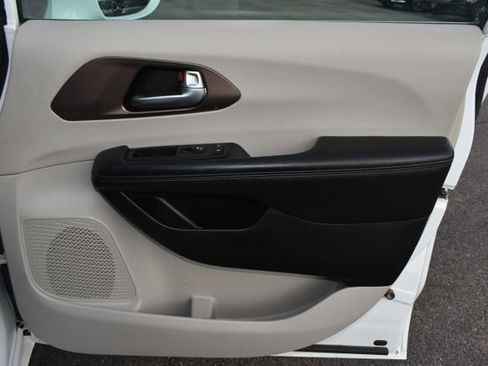 Used 2017 Chrysler Pacifica Touring-L w/ Tire & Wheel Group FWD image 48