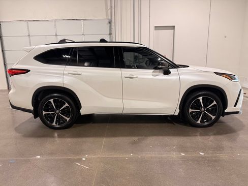 Used 2021 Toyota Highlander XSE FWD image 4