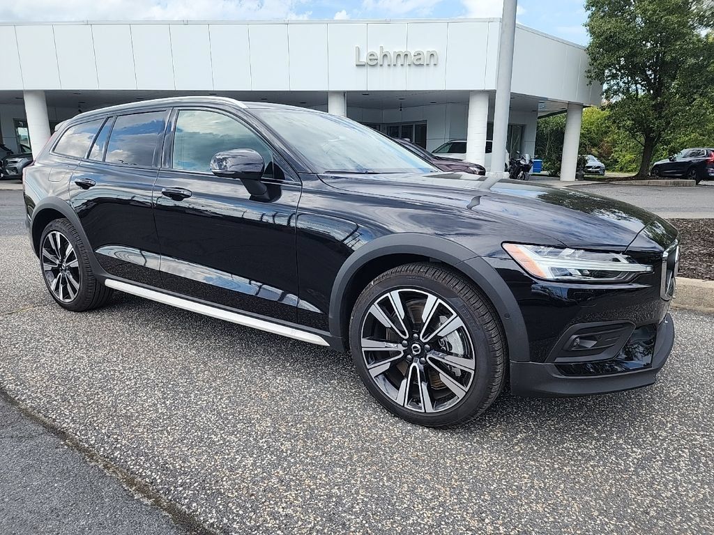 Certified 2025 Volvo V60 B5 Cross Country Ultra AWD/4WD image 1