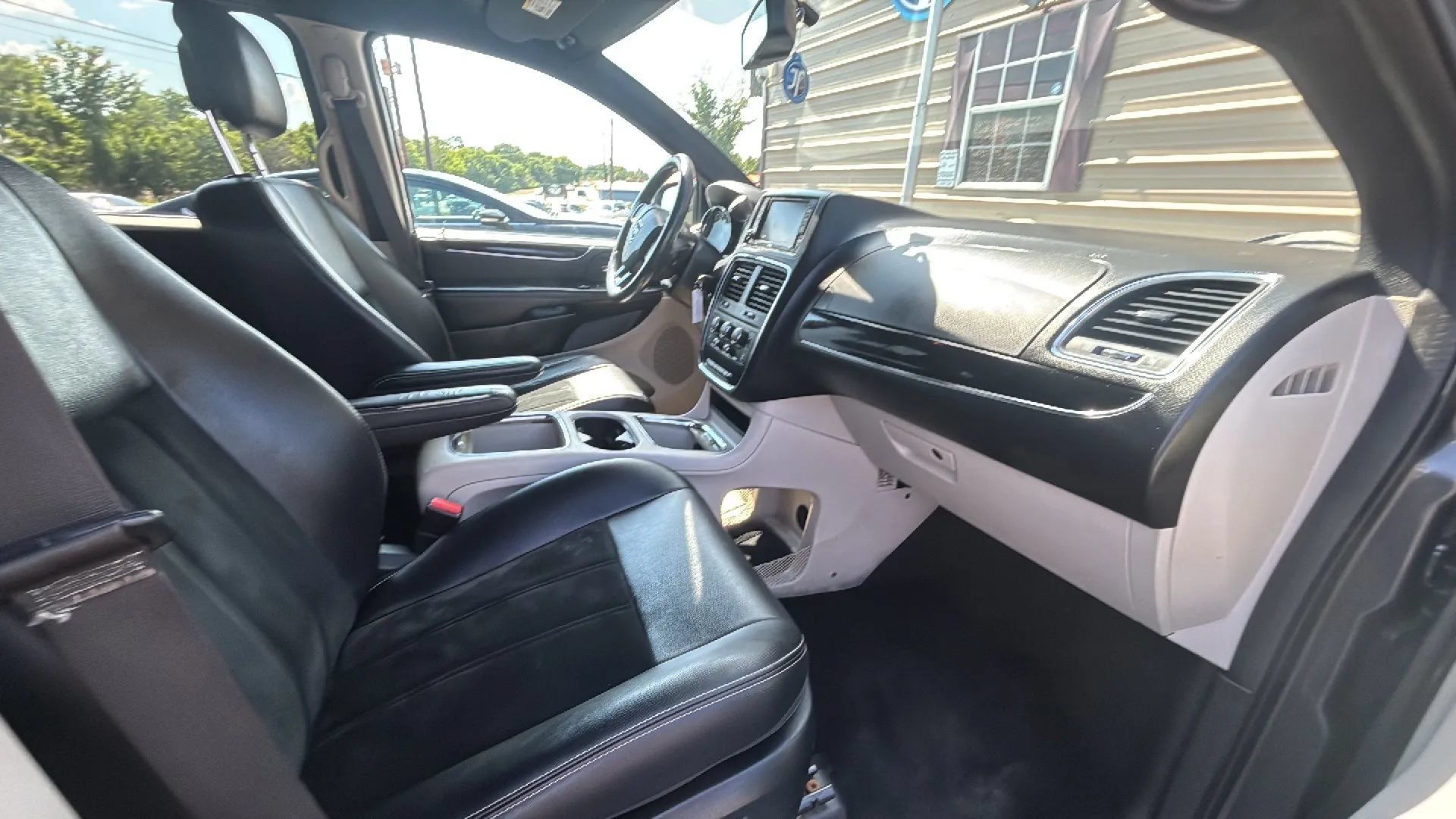 Used 2017 Dodge Grand Caravan SXT FWD image 23