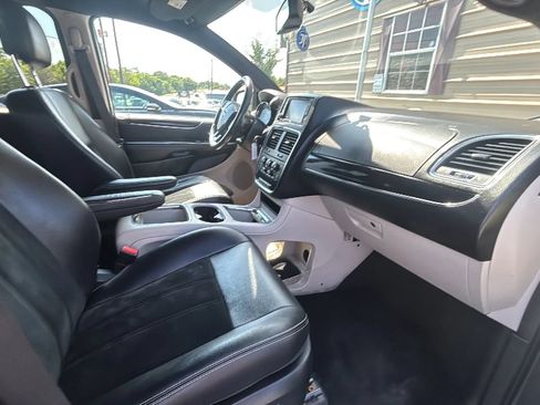 Used 2017 Dodge Grand Caravan SXT FWD image 23