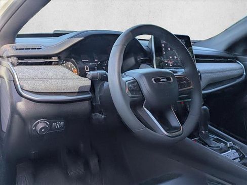 Used 2025 Jeep Compass Latitude w/ Convenience Group AWD/4WD image 3