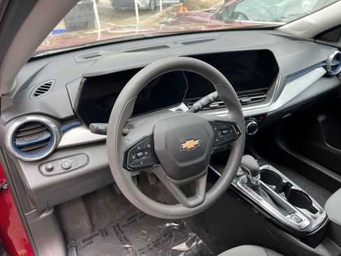 Used 2025 Chevrolet Trax LT image 29
