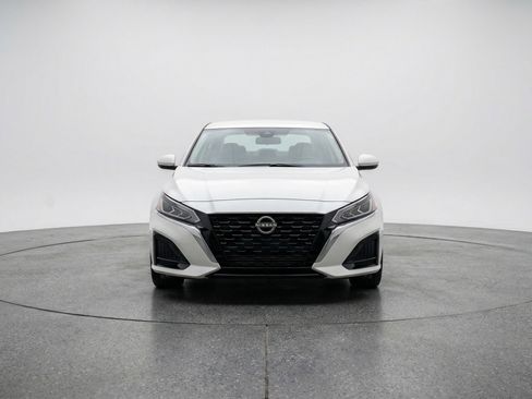 Used 2025 Nissan Altima 2.5 SV FWD image 2