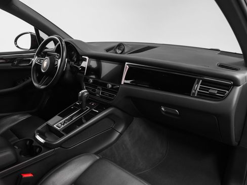 Certified 2022 Porsche Macan AWD/4WD image 23