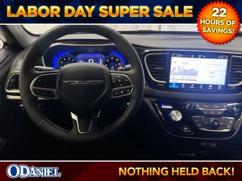Used 2025 Chrysler Pacifica Select FWD image 13