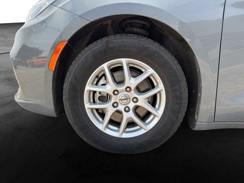 Used 2022 Chrysler Pacifica Touring-L FWD image 12