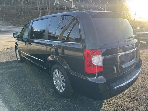 Used 2016 Chrysler Town & Country Touring image 16