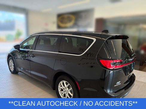 Used 2023 Chrysler Pacifica Touring-L FWD image 3