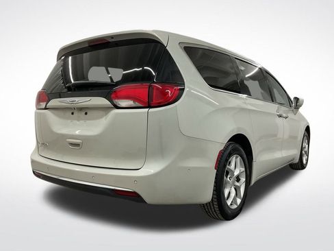 Used 2019 Chrysler Pacifica Touring Plus w/ Advanced Safetytec Group image 3