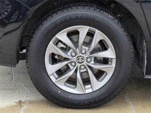 Certified 2024 Toyota Sienna LE image 6