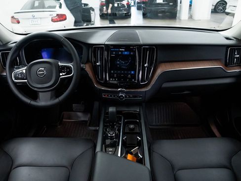 Used 2024 Volvo XC60 T8 Plus image 9