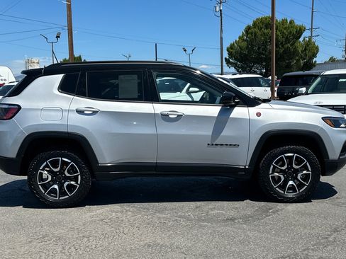 Used 2025 Jeep Compass Trailhawk AWD/4WD image 3