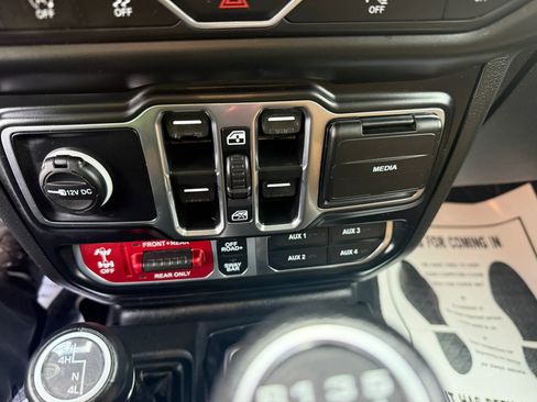 Used 2023 Jeep Gladiator Rubicon w/ LED Lighting Group AWD/4WD image 13