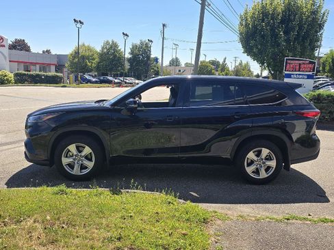 Used 2022 Toyota Highlander LE image 6