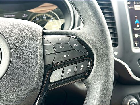 Used 2023 Jeep Cherokee Altitude Lux AWD/4WD image 28