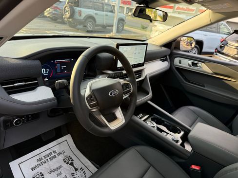Used 2025 Ford Explorer Active w/ Active Comfort Package image 32