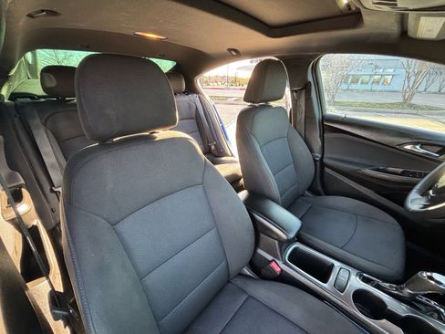 Used 2018 Chevrolet Cruze LT w/ Sun And Sound Package image 17