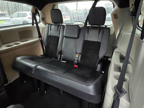 Used 2017 Dodge Grand Caravan SXT image 10