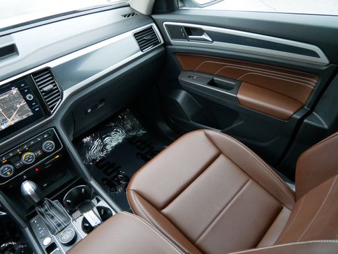 Certified 2022 Volkswagen Atlas SEL R-Line image 11