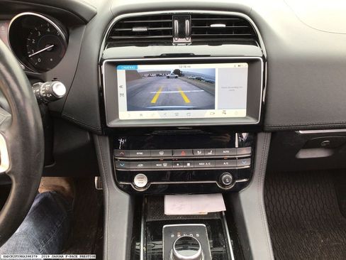 Used 2019 Jaguar F-PACE Prestige image 9