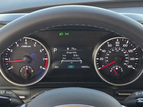 Used 2024 Kia Carnival LX image 31