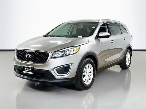 Used 2017 Kia Sorento LX w/ LX Convenience Package image 3