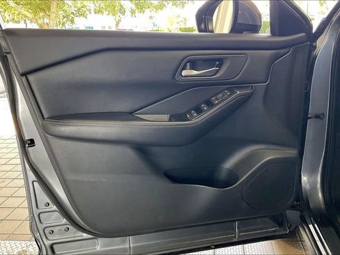 Used 2025 Nissan Rogue SV FWD image 2
