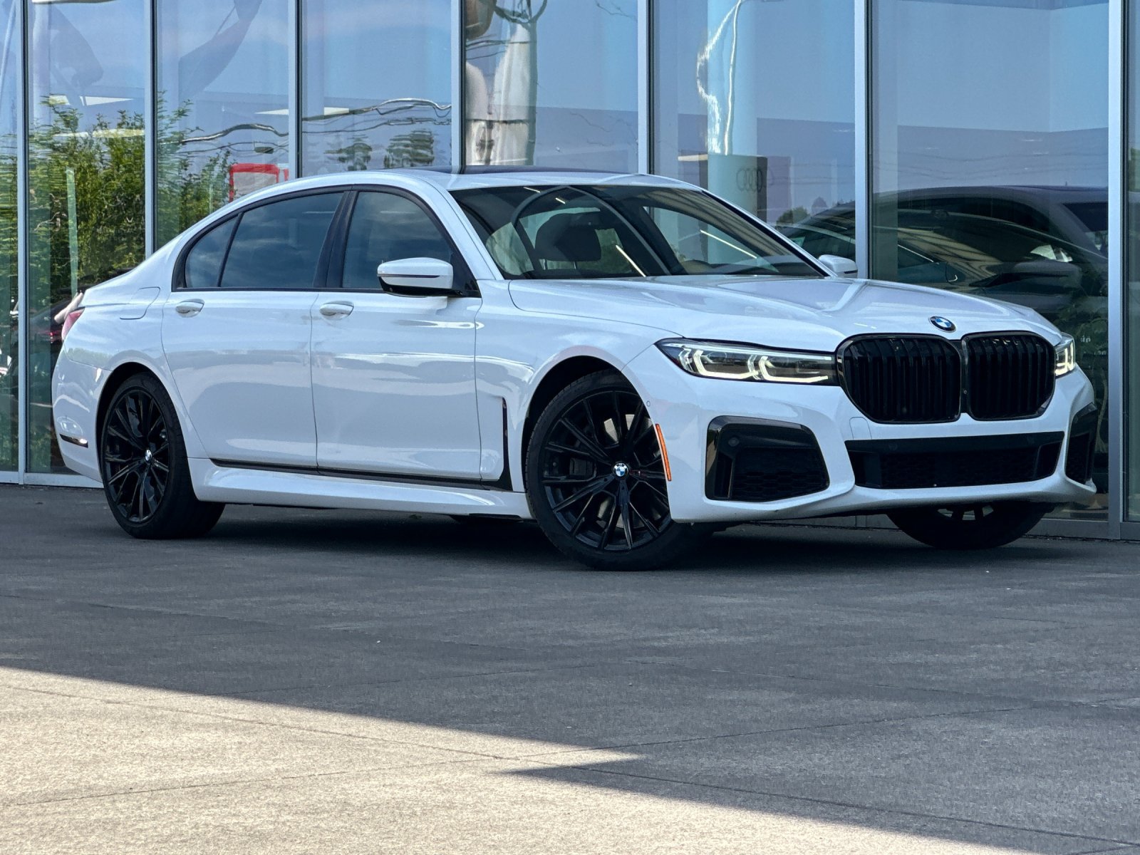 Used 2020 BMW 750i xDrive w/ M Sport Package AWD/4WD image 2