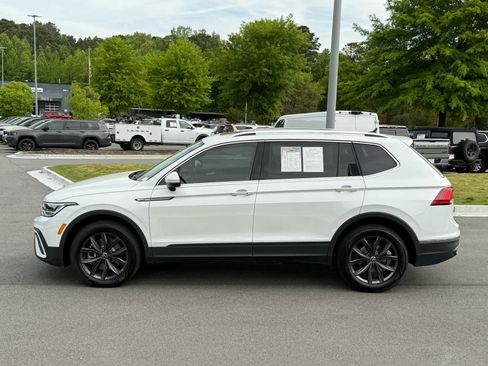 Used 2023 Volkswagen Tiguan SE image 2