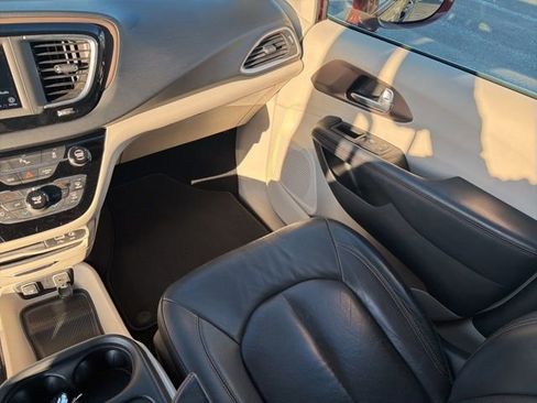 Used 2019 Chrysler Pacifica Touring-L image 23