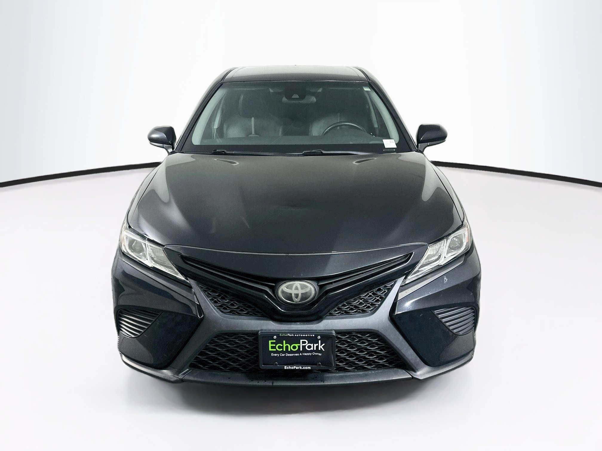 Used 2020 Toyota Camry SE w/ Carpet Mat Package FWD image 2