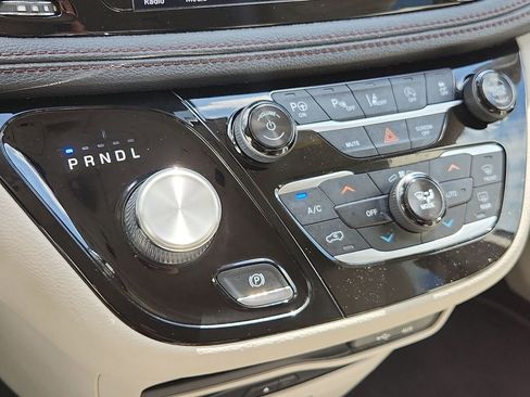 Used 2018 Chrysler Pacifica Limited w/ Advanced Safetytec Group FWD image 12