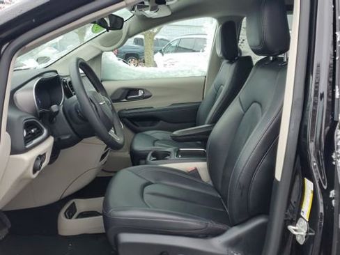 Certified 2024 Chrysler Pacifica Touring-L image 4