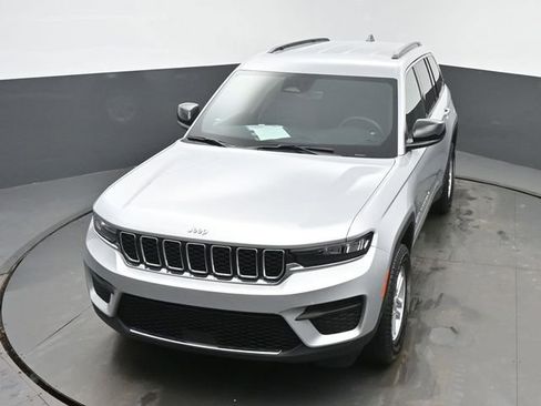 Used 2025 Jeep Grand Cherokee Laredo AWD/4WD image 38