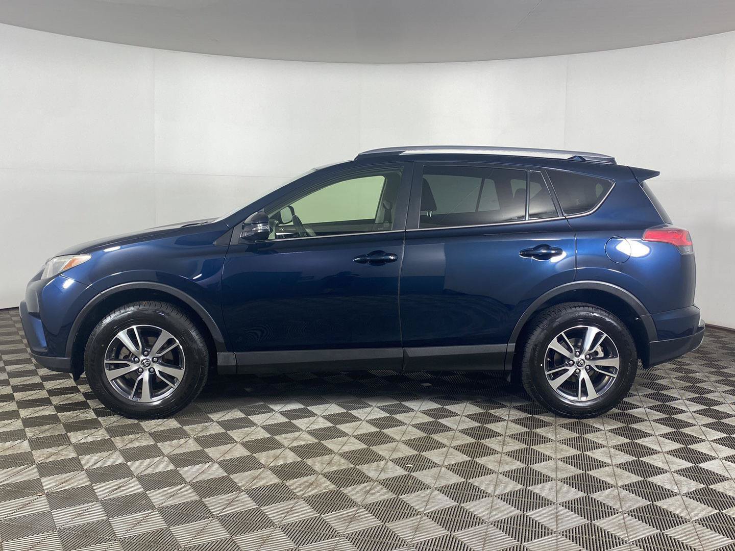 Used 2018 Toyota RAV4 XLE AWD/4WD image 3