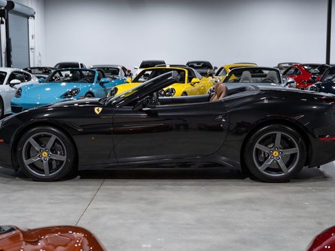 Used 2015 Ferrari California T image 3