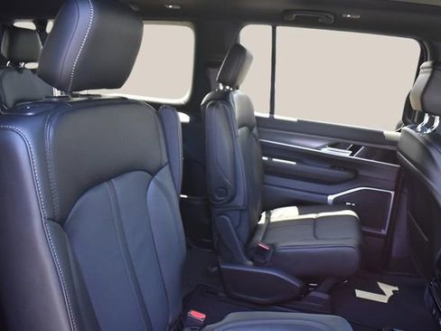 Used 2024 Jeep Wagoneer L Series II w/ Premium Group I image 17