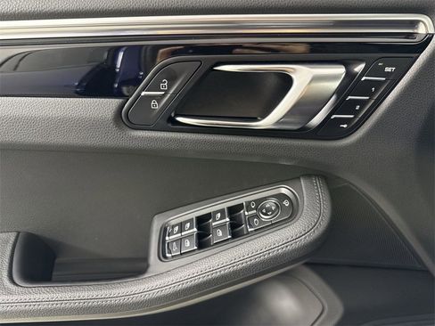Certified 2023 Porsche Macan image 34