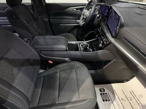 Used 2025 Chevrolet Traverse LT w/ Enhanced Driving Package image 24