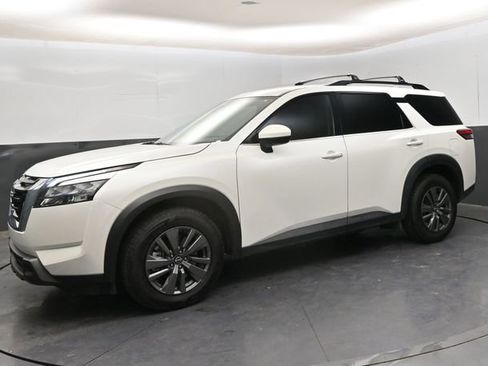 Used 2023 Nissan Pathfinder SV image 4