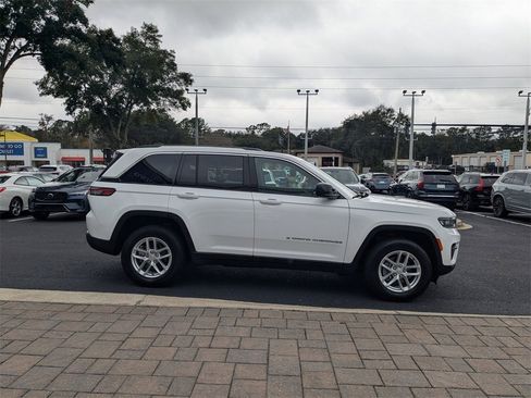 Used 2024 Jeep Grand Cherokee Laredo X image 8