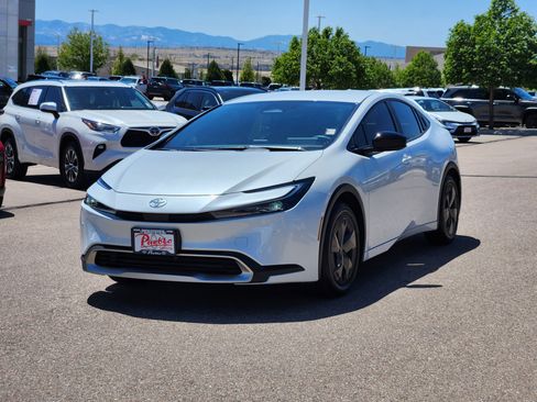 Used 2025 Toyota Prius Plug-In Hybrid FWD image 4