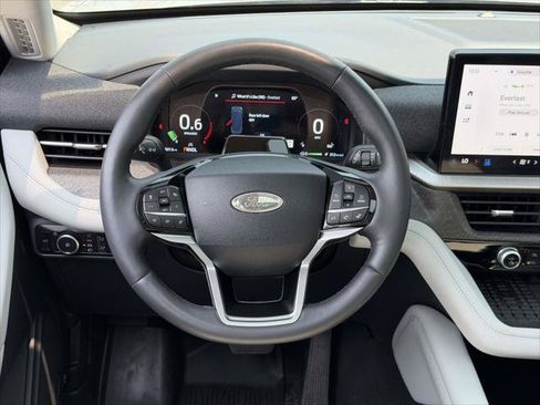 Used 2025 Ford Explorer Platinum w/ Ultimate Package AWD/4WD image 17
