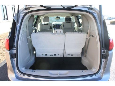 Used 2017 Chrysler Pacifica Limited w/ UConnect Theater Package image 7