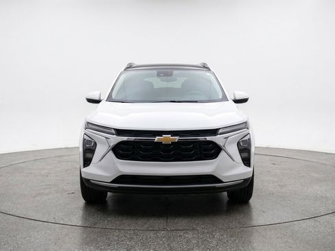 Used 2025 Chevrolet Trax LT w/ LT Convenience Package FWD image 2