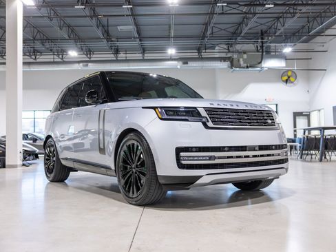 Used 2025 Land Rover Range Rover SE image 3