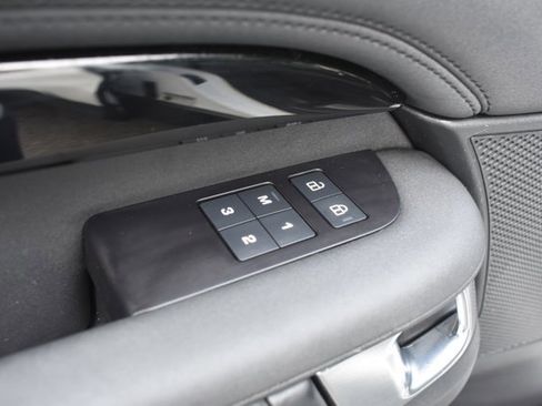 Used 2024 Land Rover Discovery S AWD/4WD image 13