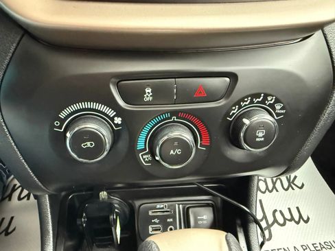 Used 2016 Jeep Cherokee Sport FWD image 29