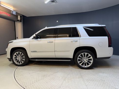 Used 2018 Cadillac Escalade Luxury RWD image 2